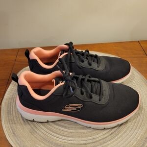 👟EUC~Skechers Black & Coral Sneakers